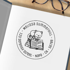 Gelukkige kat bovenop ronde adresboek stapel 3 rubberstempel