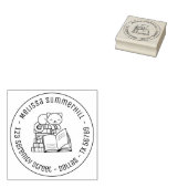 Gelukkige kat bovenop stapel boeken Rond adres 3 Rubberstempel (Gestempeld)
