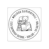 Gelukkige kat bovenop stapel boeken Rond adres 3 Rubberstempel (Afrduk)