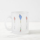 Gelukkige Kind Vliegend Een Blauwe Vlieger Matglas Koffiemok (Links)