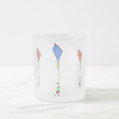 Gelukkige Kind Vliegend Een Blauwe Vlieger Matglas Koffiemok (Center)