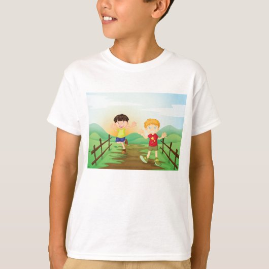 Gelukkige Kinder spelen buitenshuis T-shirt (Voorkant)