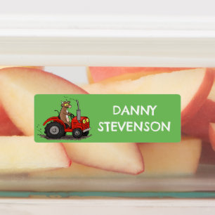 Gelukkige koe bestuurt rode tractor cartoon gepers labels