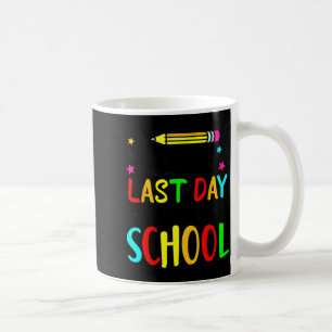 Gelukkige laatste schooldag kinderen leraar studen koffiemok