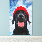 Gelukkige Labrador in een rode muts onder een blau Canvas Afdruk (Insitu (Houten vloer))