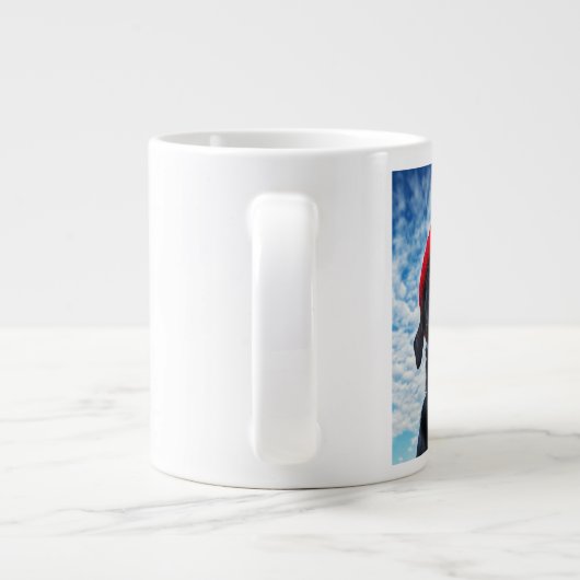 Gelukkige Labrador in een rode muts onder een blau Grote Koffiekop (Achterkant)