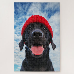 Gelukkige Labrador in een rode muts onder een blau Legpuzzel
