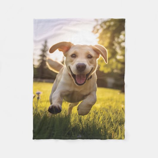 Gelukkige Labrador Puppy Running Fleece Deken (Voorkant)