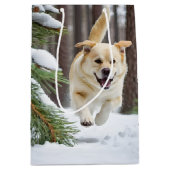 Gelukkige Labrador Retriever die in Sneeuw loopt Medium Cadeauzakje (Voorkant)