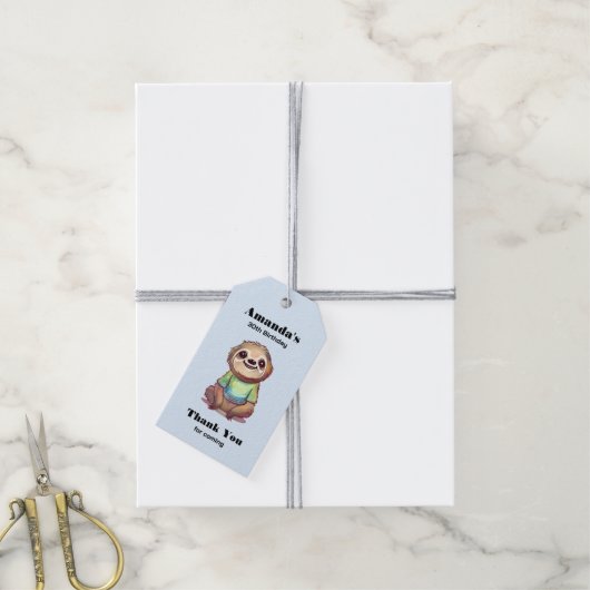 Gelukkige lachende luiaard zitten ontspannen verja cadeaulabel (Met Touw)