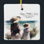 Gelukkige Moederdag aan de alleenstaande moeder Keramisch Ornament<br><div class="desc">Fijne Moederdag voor de moeder die het allemaal doet. Een prachtige, liefdevolle scène van een moeder en dochter die aan de oceaan lopen. Perfect Moederdag ornament voor moeder van dochter.</div>