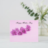 Gelukkige Moederdag met paarse bloem op roze Briefkaart (Staand voorkant)