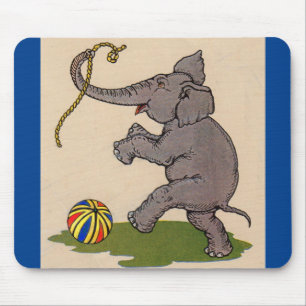 gelukkige olifant die met touw en bal speelt muismat