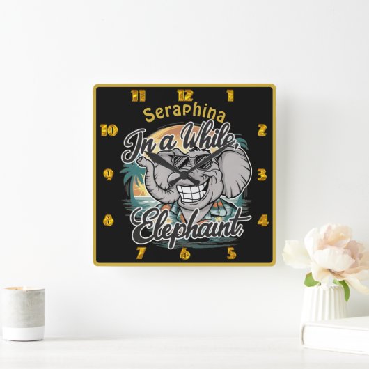 Gelukkige olifant op het zonnige strand vierkante klok (Huis)