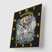 Gelukkige olifant op het zonnige strand vierkante klok (Hoek)