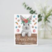 gelukkige oosterbunny met houten bord en eieren briefkaart (Staand voorkant)