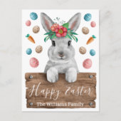 gelukkige oosterbunny met houten bord en eieren briefkaart (Voorkant)