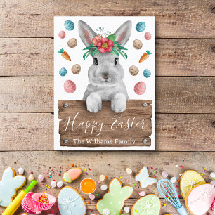 gelukkige oosterbunny met houten bord en eieren briefkaart
