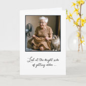 Gelukkige oude dame afkoelt door een fan kaart (Gele Bloem)