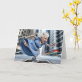 Gelukkige oude dame danst op een straat vent kaart (Gele Bloem)