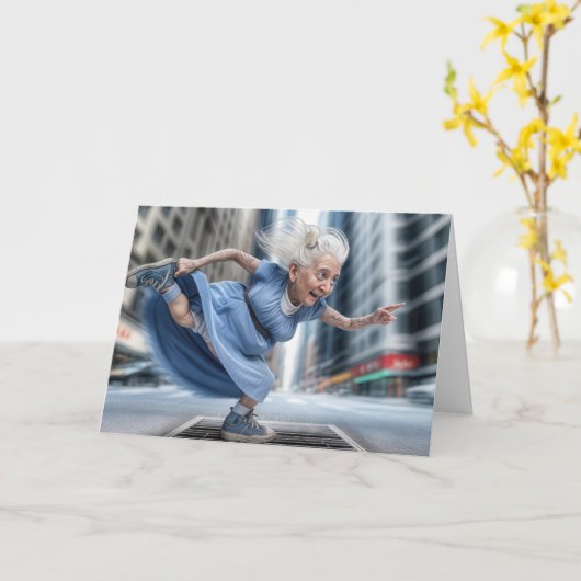 Gelukkige oude dame danst op een straat vent kaart (Gele Bloem)