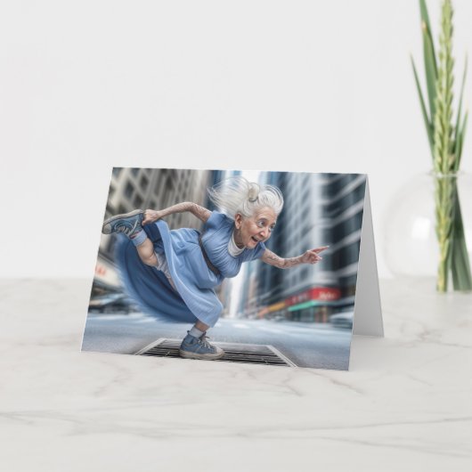 Gelukkige oude dame danst op een straat vent kaart (Voorkant)