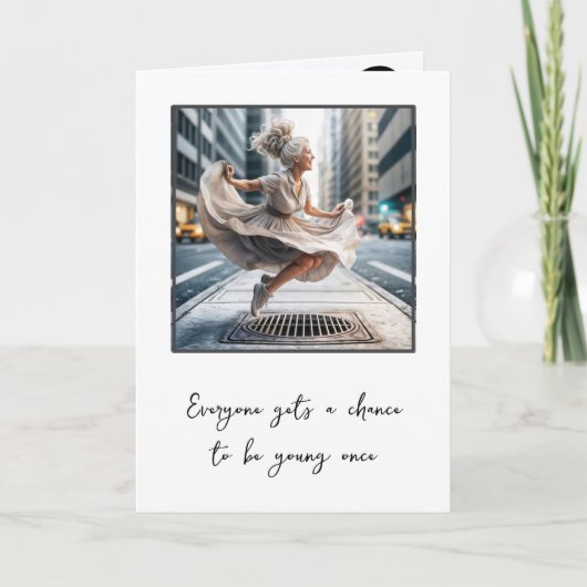 Gelukkige oude dame voor een verjaardag kaart (Voorkant)