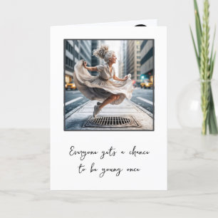 Gelukkige oude dame voor een verjaardag kaart