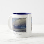 Gelukkige pensioenvissersboot op het strand tweekleurige koffiemok (Voorkant links)