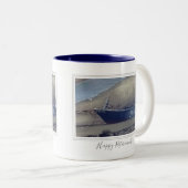 Gelukkige pensioenvissersboot op het strand tweekleurige koffiemok (Voorkant rechts)