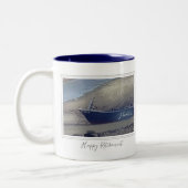 Gelukkige pensioenvissersboot op het strand tweekleurige koffiemok (Links)