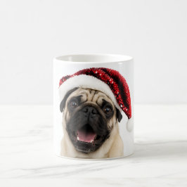 Gelukkige Pug met glinsterende rode kerstman hoed  Koffiemok