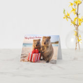 Gelukkige Quokka Familie - Vrolijk Kerstfeest Kaart (Gele Bloem)