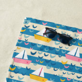 Gelukkige retro roze zeilboten op blauwe strepen strandlaken (In situ)