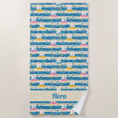 Gelukkige retro roze zeilboten op blauwe strepen strandlaken (Voorkant)