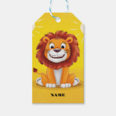 Gelukkige schattige leeuw zittend met een glimlach cadeaulabel (Voorkant)