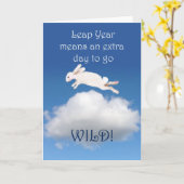 Gelukkige schrikkeljaar Verjaardag, konijn gaan wi Kaart (Gele Bloem)