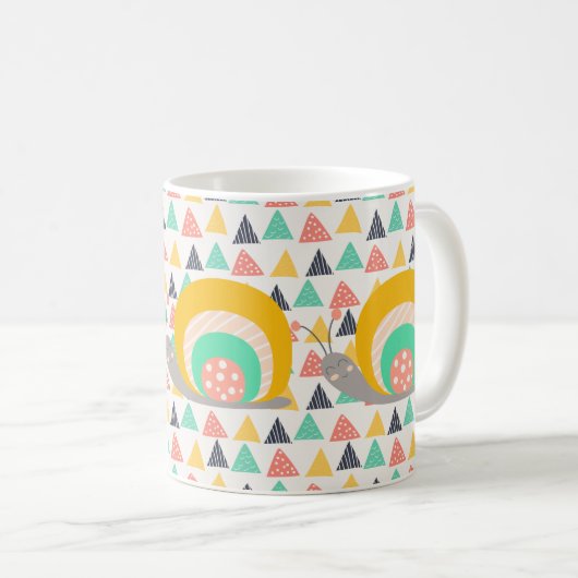 Gelukkige slak op driehoeken koffiemok (Voorkant rechts)