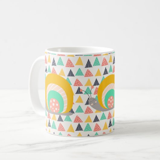 Gelukkige slak op driehoeken koffiemok (Voorkant links)