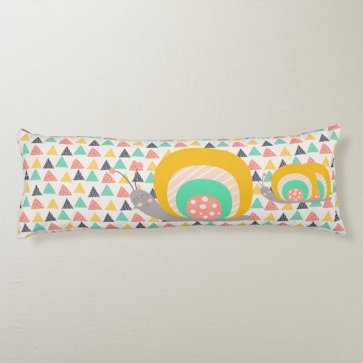 Gelukkige slak op driehoeken lichaamskussen (Achterkant)