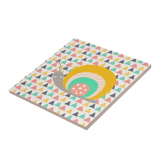 Gelukkige slak op driehoeken tegeltje (Zijkant)