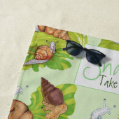 Gelukkige slakken op Sla Blad Kunst Strandlaken (In situ)