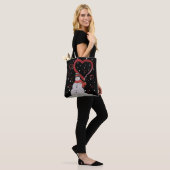 Gelukkige sneeuwman in de sneeuw met harten. tote bag (Op model)