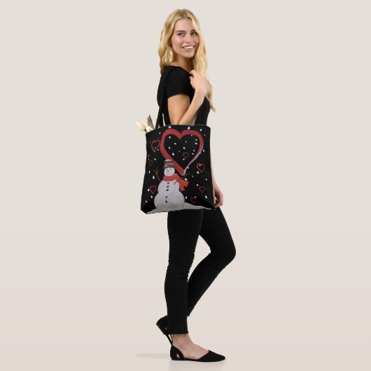 Gelukkige sneeuwman in de sneeuw met harten. tote bag (Op model)