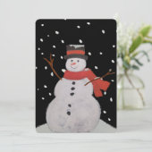 Gelukkige sneeuwman in de sneeuw 's nachts. feestdagenkaart (Staand voorkant)