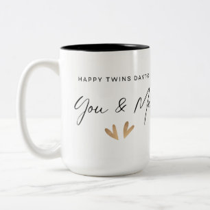 Gelukkige tweelingdag van de ene tweeling naar de  tweekleurige koffiemok