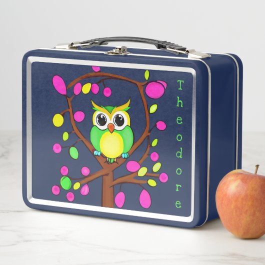 Gelukkige uil in een veelkleurige boom (In situ)