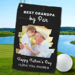 Gelukkige Vaderdag Beste Opa door Par Foto Golfhanddoek<br><div class="desc">Beste Opa By Par ... Twee van je favoriete dingen, golfen en je grote kinderen! Nu kan je ze meenemen terwijl je 18 holes speelt. Pas deze vrolijke Vaderdag golfhanddoeken aan met de favoriete foto en naam van uw kleinkind. Geweldig cadeau aan alle golfvaders, golfopa en golfliefhebbers, van de kinder!...</div>