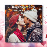 Gelukkige Valentijnsdag Gepersonaliseerde foto's e Legpuzzel<br><div class="desc">Voeg je favoriete foto van jou en je partner toe aan deze romantische puzzel in het gepersonaliseerde gebied. U kunt ook een "vakantie begroeting,  uw namen en de datum" toevoegen. Leuk romantisch cadeau voor Valentijnsdag,  een jubileum of bruiloft.</div>