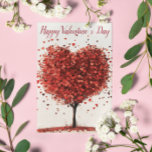 Gelukkige Valentijnsdag Hart Rode Boom Briefkaart<br><div class="desc">Dit ontwerp is gemaakt door middel van digitale kunst. Het kan worden aangepast in het gebied dat wordt aangeboden of aangepast door de klik te kiezen om de andere optie aan te passen en de naam, initialen of woorden te wijzigen. U kunt de tekstkleur en de stijl ook veranderen of...</div>